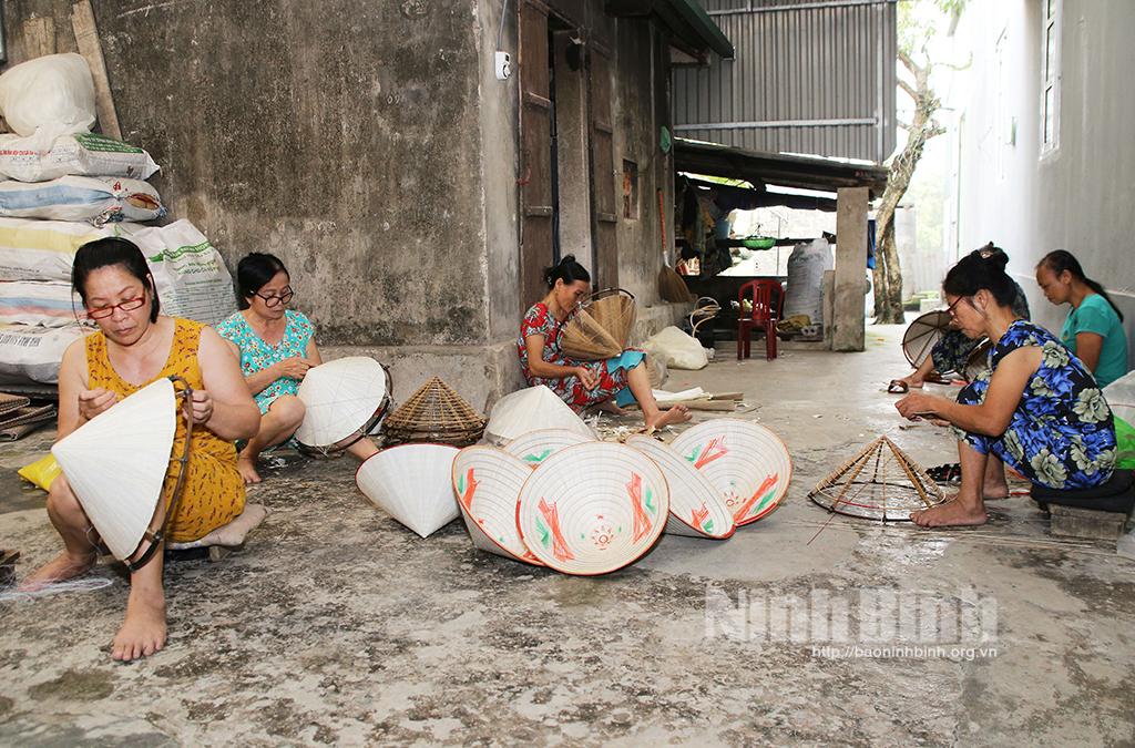 Gìn giữ nghề làm nón truyền thống ở Gia Vượng