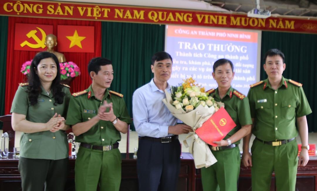 Trao thưởng thành tích điều tra, khám phá, bắt giữ các đối tượng trộm cắp thiết bị ô tô