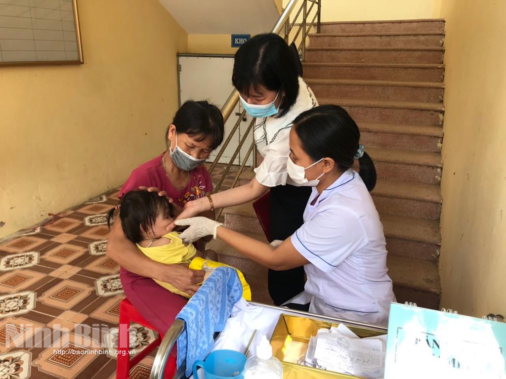 Tổ chức cho trẻ từ 6-36 tháng tuổi uống vitamin A đợt 1, năm 2022