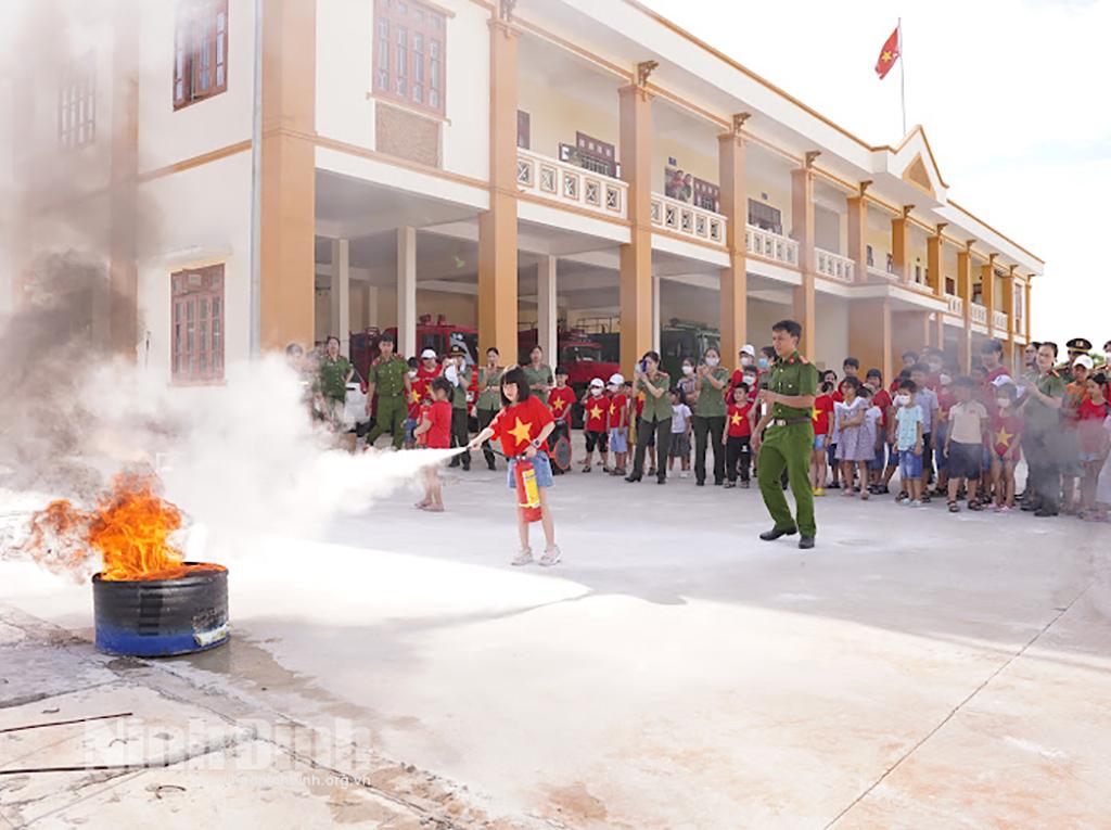 Trải nghiệm "Một ngày làm lính cứu hỏa"