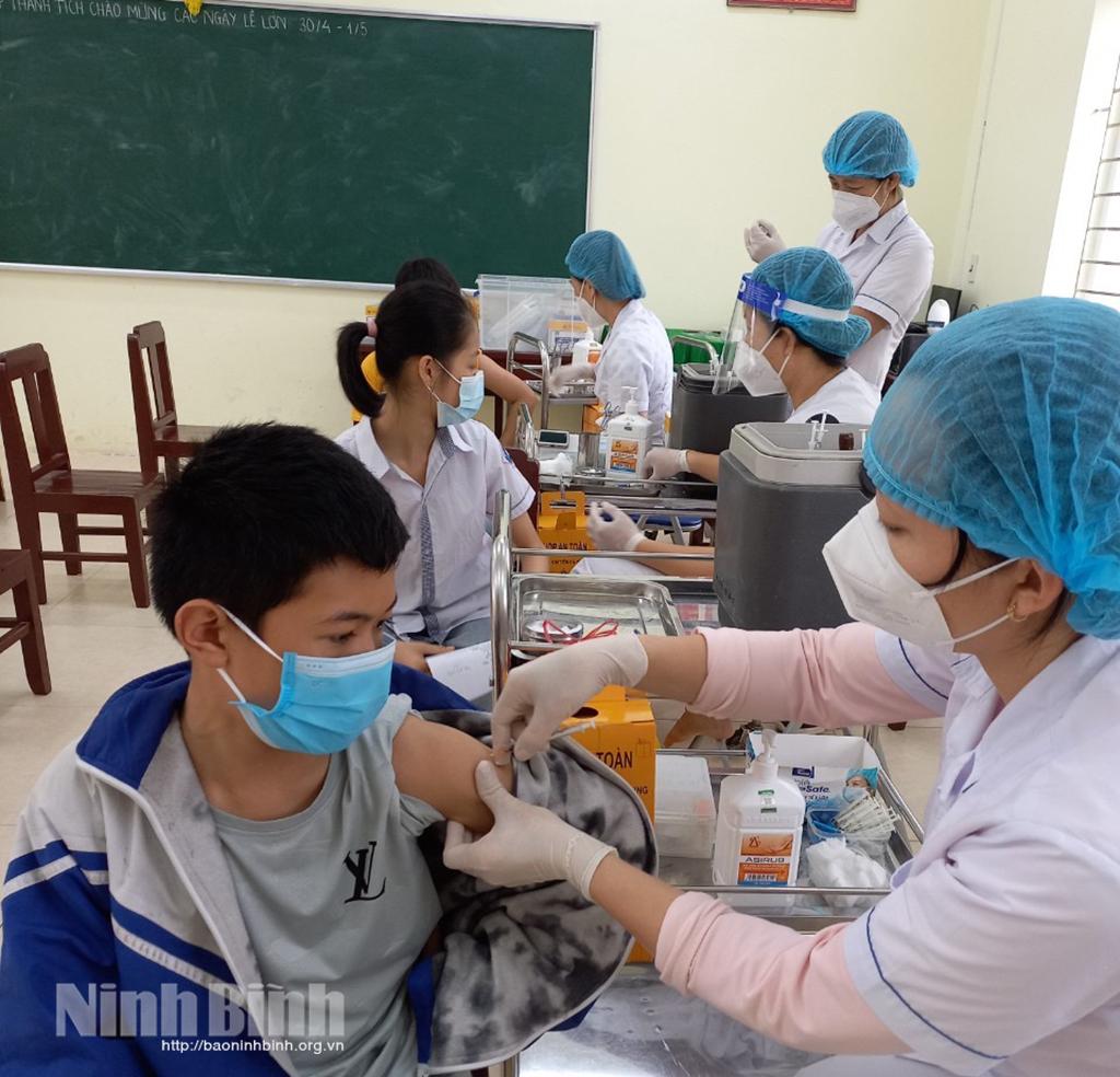 Tuyên truyền, vận động nhân dân tiêm đủ các mũi vắc xin phòng COVID-19