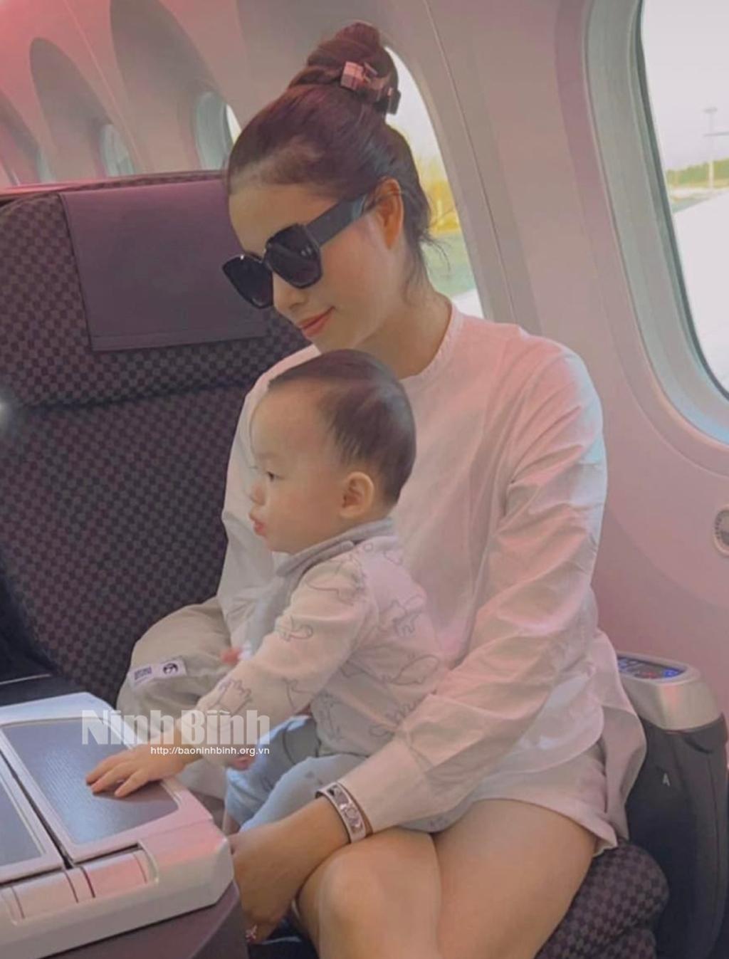 Phạm Hương lần đầu đưa hai con về nước