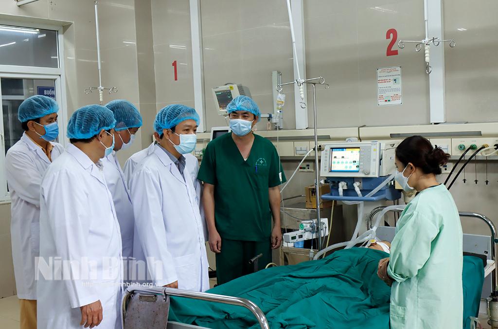 Đồng chí Chủ tịch UBND tỉnh thăm, động viên các nạn nhân vụ tai nạn giao thông đặc biệt nghiêm trọng tại thành phố Ninh Bình