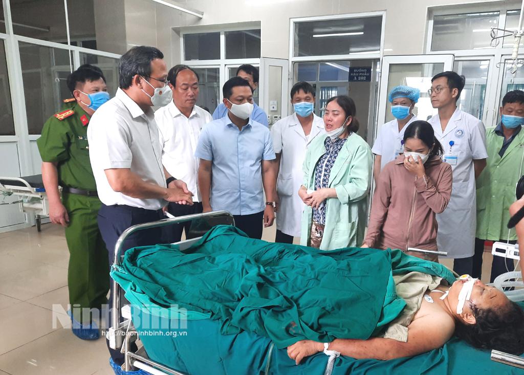 Lãnh đạo Ủy ban ATGT Quốc gia tới hiện trường và thăm hỏi gia đình nạn nhân vụ TNGT đặc biệt nghiêm trọng tại Ninh Bình