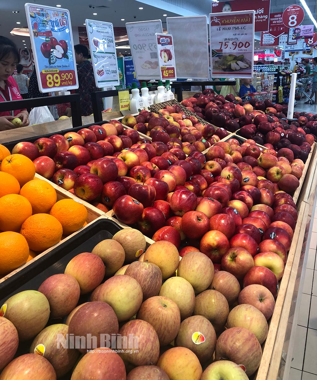 Giá cả đắt đỏ, trái cây ngoại vẫn "hút khách"