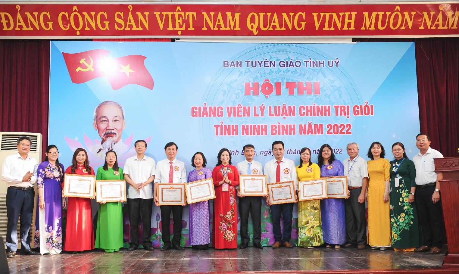Đồng chí Nguyễn Văn Tuấn, Phó Giám đốc Trung tâm chính trị huyện Gia Viễn đạt giải Nhất Hội thi giảng viên LLCT giỏi năm 2022