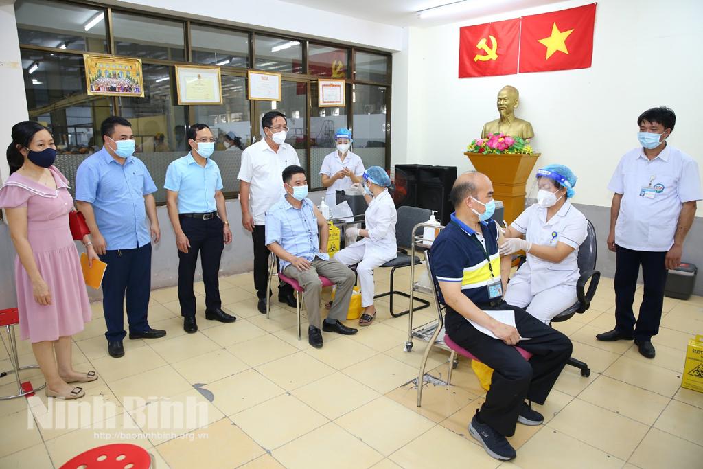 Tiêm vắc xin phòng COVID-19 mũi 4 cho trên 1 nghìn người lao động Công ty TNHH may Nien Hsing