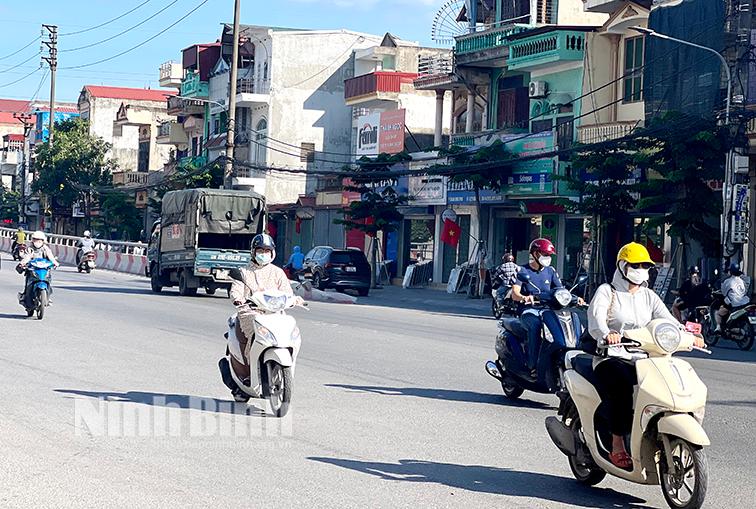 Người lao động vất vả mưu sinh dưới nắng gắt