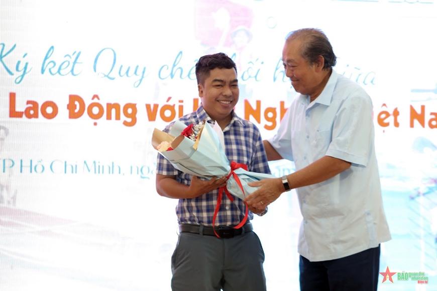 Trao giải Cuộc thi ảnh "Thiêng liêng cờ Tổ quốc"