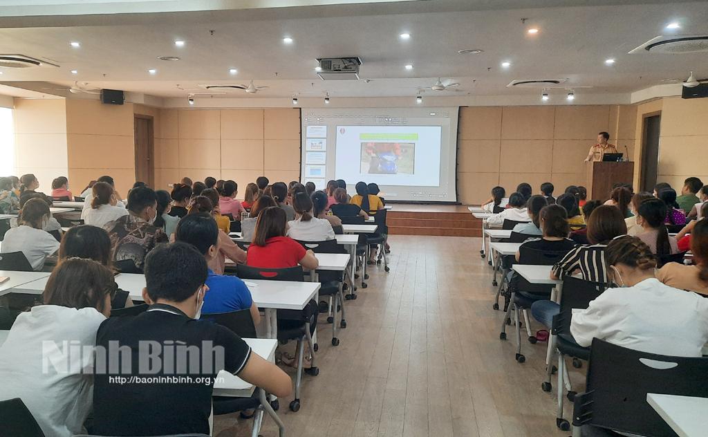 Tuyên truyền, phổ biến pháp luật về trật tự an toàn giao thông cho công nhân