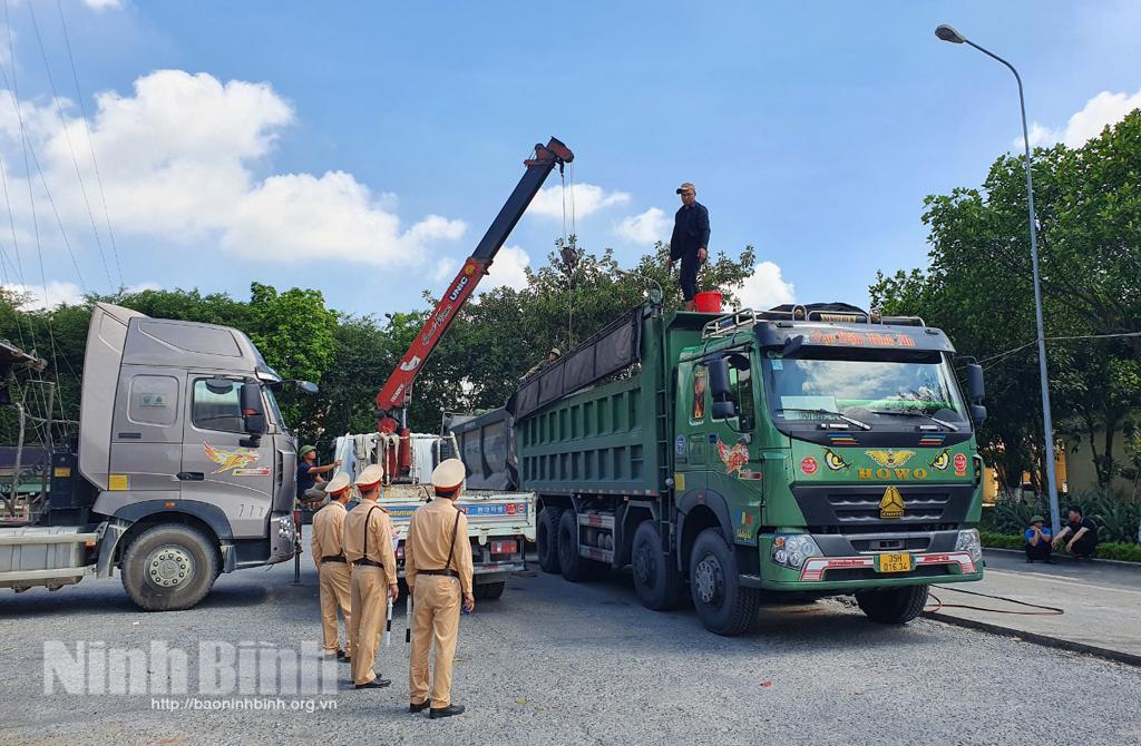 Xử lý 5 xe tải vi phạm tự ý thay đổi kích thước thành thùng