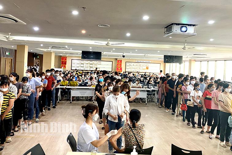Công nhân lao động tích cực hưởng ứng tiêm vắc xin phòng COVID-19 mũi 4