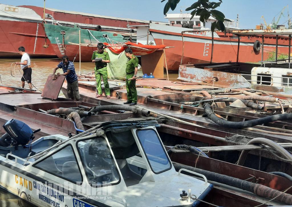 Bắt giữ 3 tàu khai thác cát trái phép trên sông Đáy