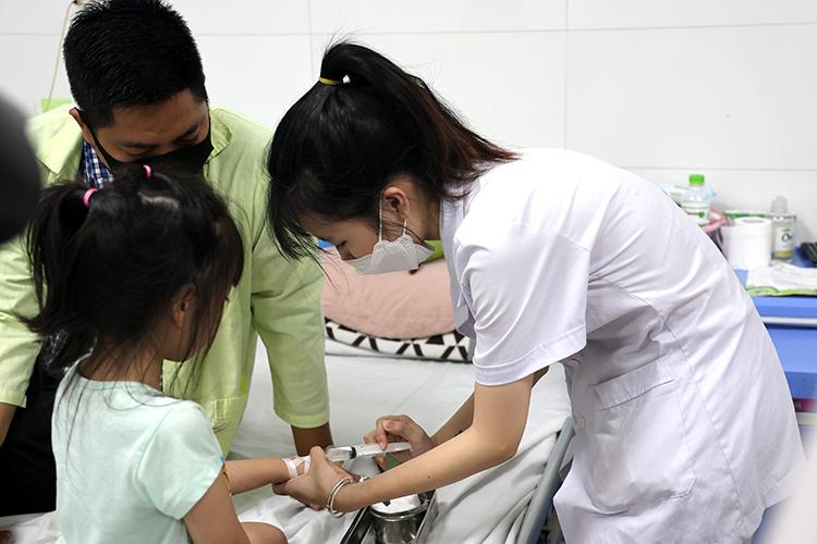 Chăm sóc vết loét miệng, ban đỏ ở trẻ mắc bệnh tay chân miệng như thế nào là đúng?