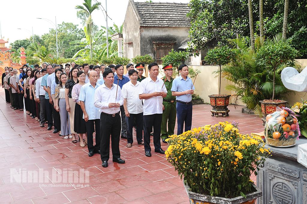 Đoàn đại biểu huyện Kim Sơn dâng hương tưởng niệm tại Đình Tuy Lộc