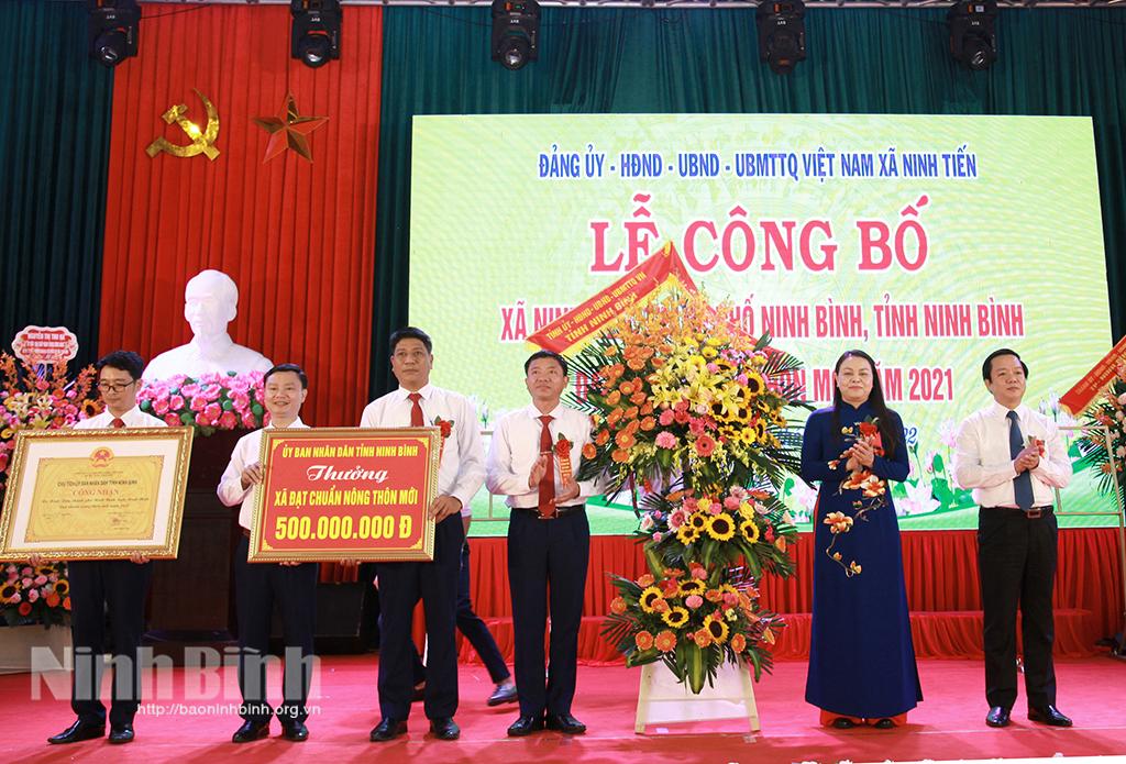 Ninh Tiến đón Bằng công nhận xã đạt chuẩn Nông thôn mới