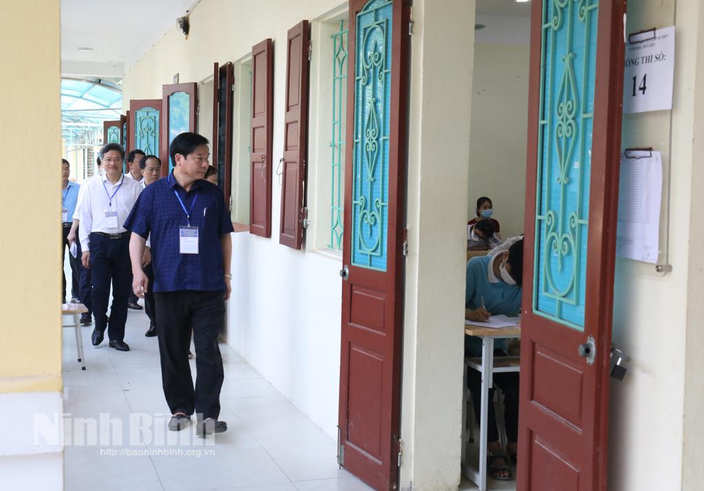 Đồng chí Phó Chủ tịch Thường trực UBND tỉnh kiểm tra công tác tổ chức thi tuyển sinh lớp 10 THPT