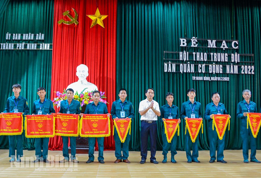 Bế mạc Hội thao Trung đội Dân quân cơ động thành phố Ninh Bình năm 2022