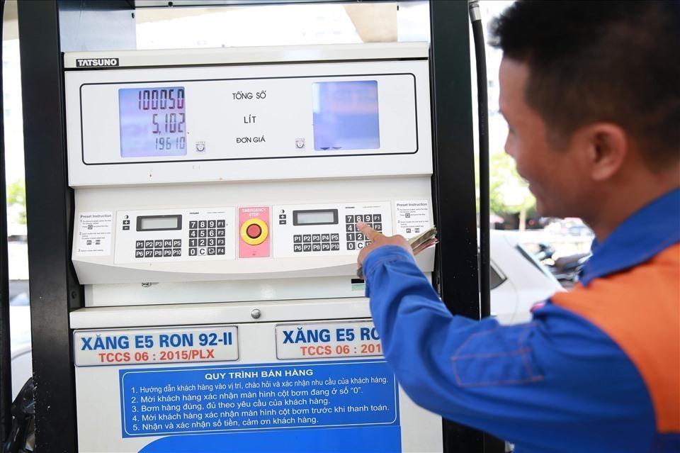 Giá xăng dầu chính thức giảm giá sau 7 kỳ tăng liên tiếp