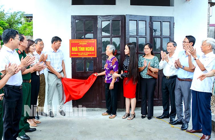 Khánh thành nhà tình nghĩa cho gia đình chính sách