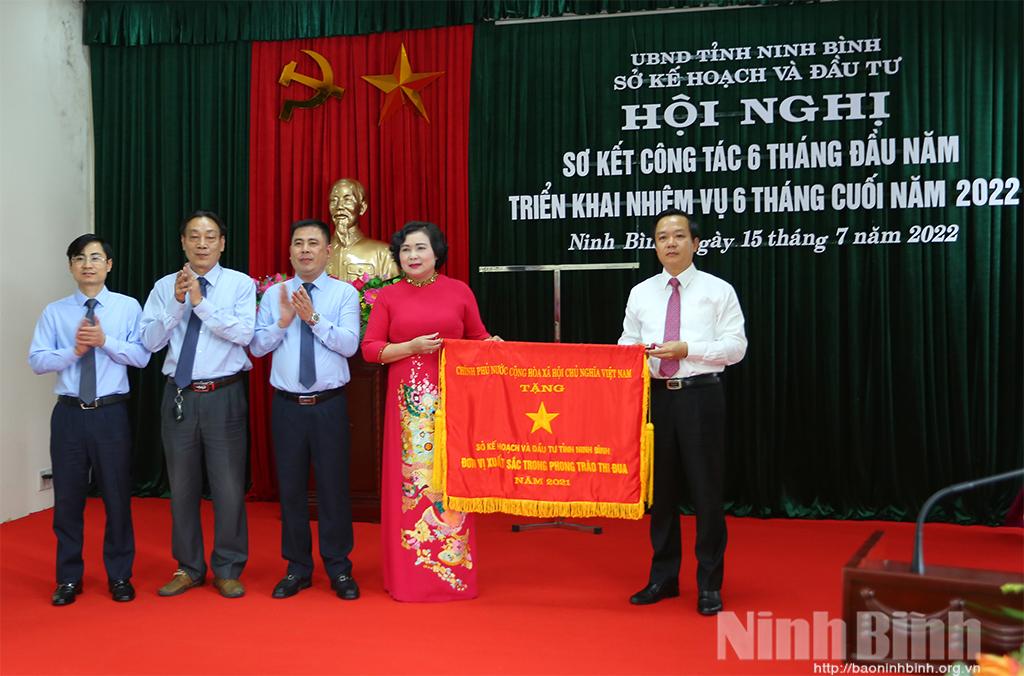 Sở Kế hoạch và Đầu tư sơ kết công tác 6 tháng đầu năm và đón nhận Cờ thi đua của Chính phủ