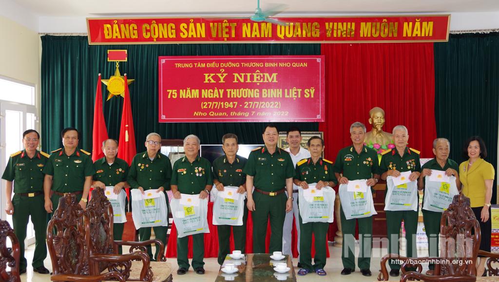 Bộ Tư lệnh Quân khu 3 thăm, tặng quà Trung tâm Điều dưỡng Thương binh Nho Quan và Trung tâm phục hồi chức năng tâm thần tỉnh