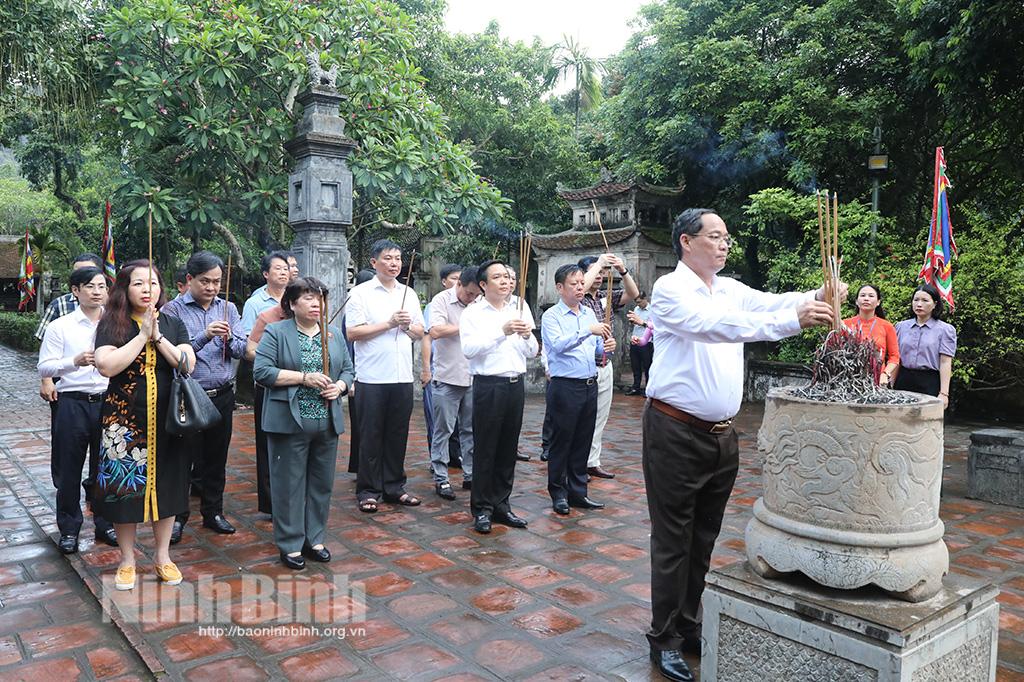 Đoàn công tác của Ủy ban Thường vụ Quốc hội dâng hương nhân kỷ niệm 75 năm Ngày Thương binh, liệt sỹ