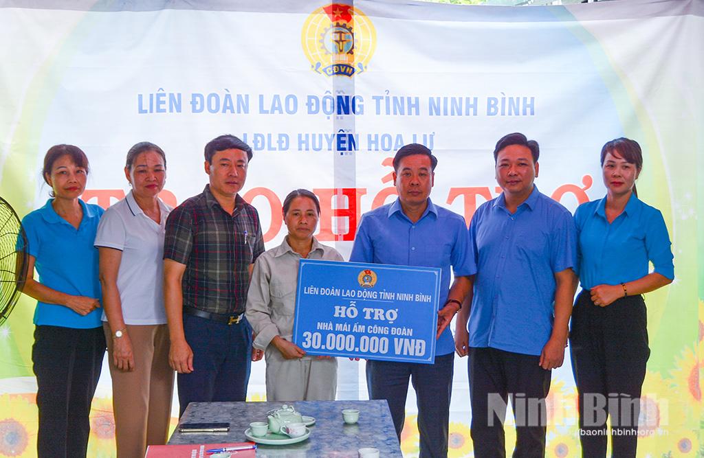 Trao tiền hỗ trợ xây dựng Mái ấm công đoàn