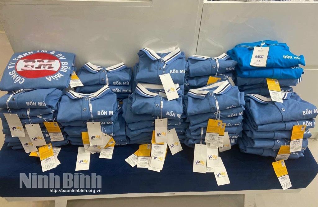 Áo thun đồng phục dịp hè "hút" khách