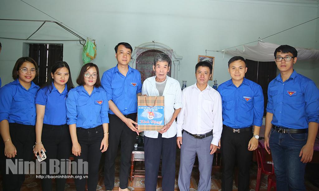 Chi đoàn Báo Ninh Bình thăm, tặng quà các thương, bệnh binh, gia đình liệt sỹ tại huyện Gia Viễn