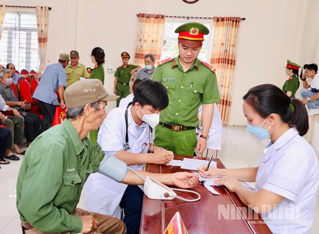 Khám, cấp thuốc và tặng quà tri ân người có công với cách mạng