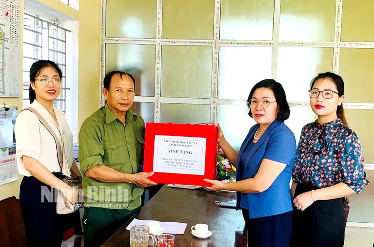 Dâng hương, tổ chức thăm, tặng quà các gia đình chính sách