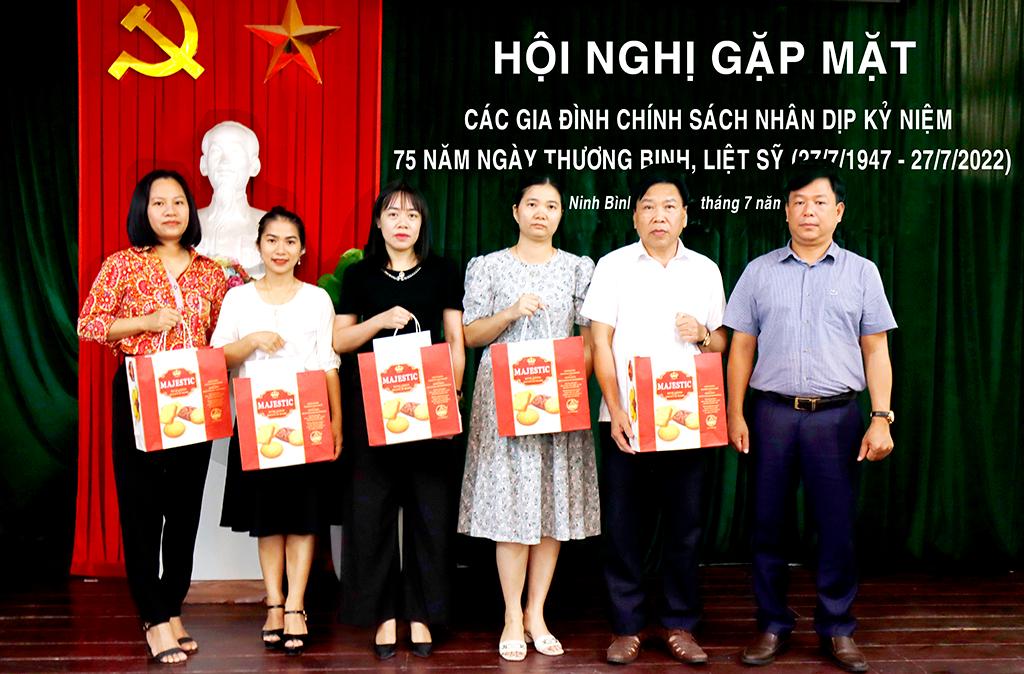 Báo Ninh Bình gặp mặt cán bộ, nhân viên là con thương binh, liệt sỹ