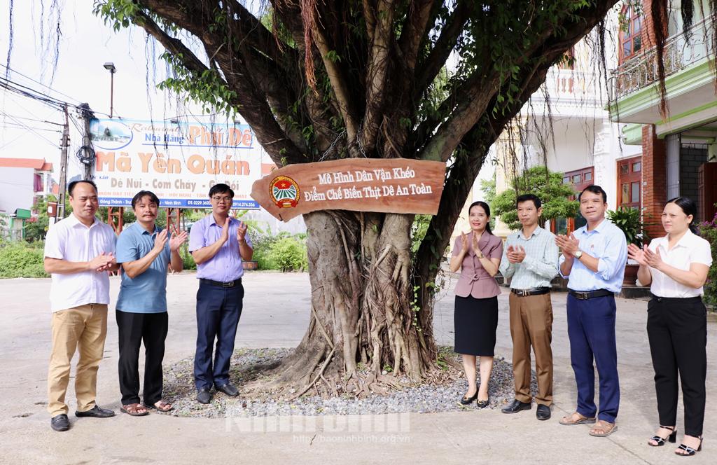 Gắn biển mô hình Dân vận khéo "Điểm chế biến thịt dê an toàn"