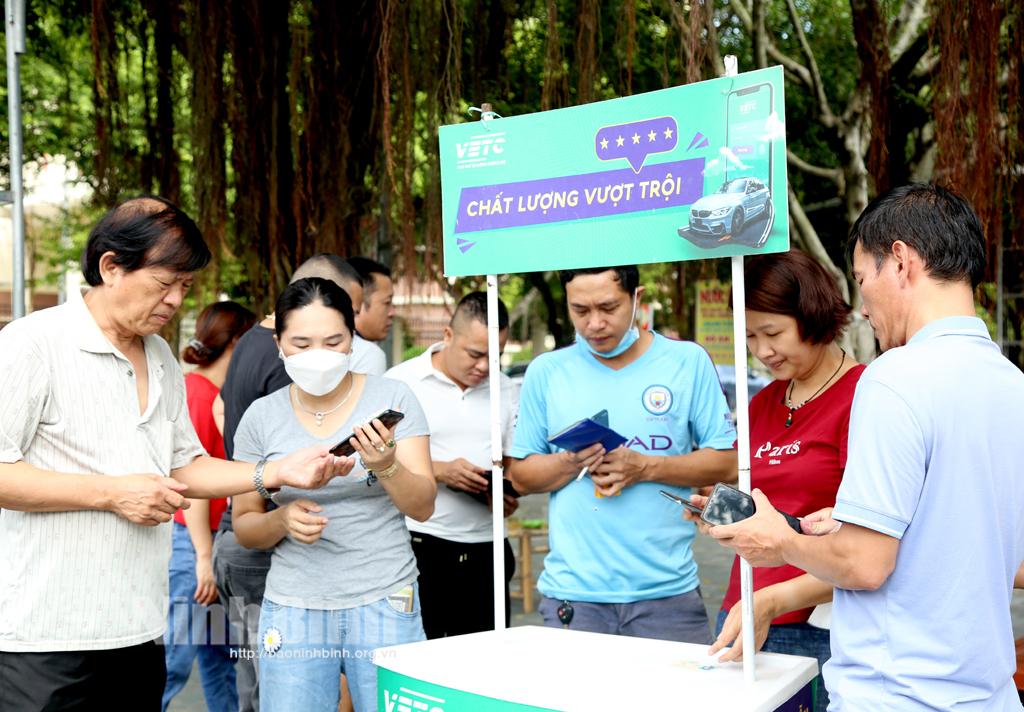 Ninh Bình: Nhiều chủ phương tiện thực hiện dán thẻ thu phí tự động ETC trước ngày 1/8