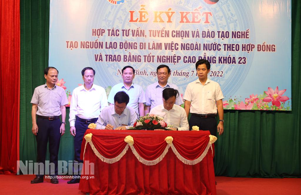 Ký kết hợp tác đào tạo nguồn lao động đi làm việc ngoài nước