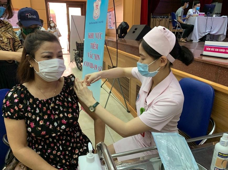 Tại sao cần tiêm mũi nhắc lại vaccine ngừa COVID-19?