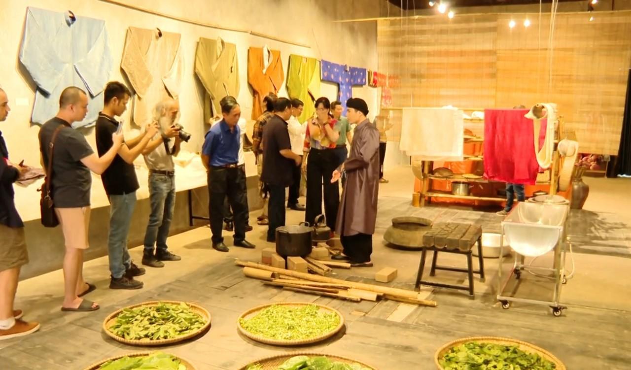 Herb-dyed fabric introduced in Ninh Binh