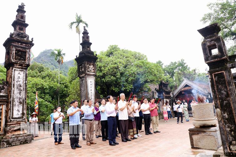 Đoàn đại biểu cấp cao Thủ đô Viêng Chăn (Lào) dâng hương tại Khu Di tích Quốc gia đặc biệt Cố đô Hoa Lư