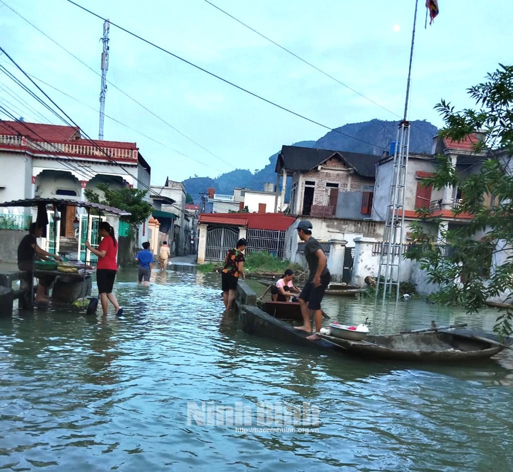 Nước thượng nguồn đổ về gây ngập lụt tại thôn Cao Thắng