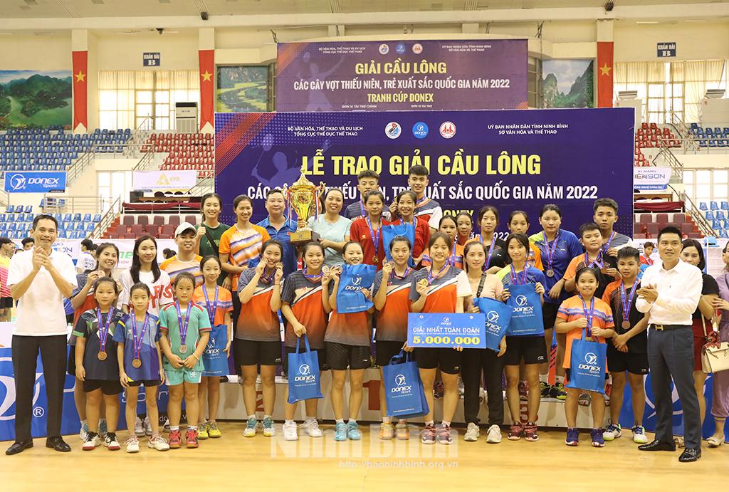 Trao 24 bộ huy chương Giải Cầu lông các tay vợt thiếu niên, trẻ xuất sắc Quốc gia 2022
