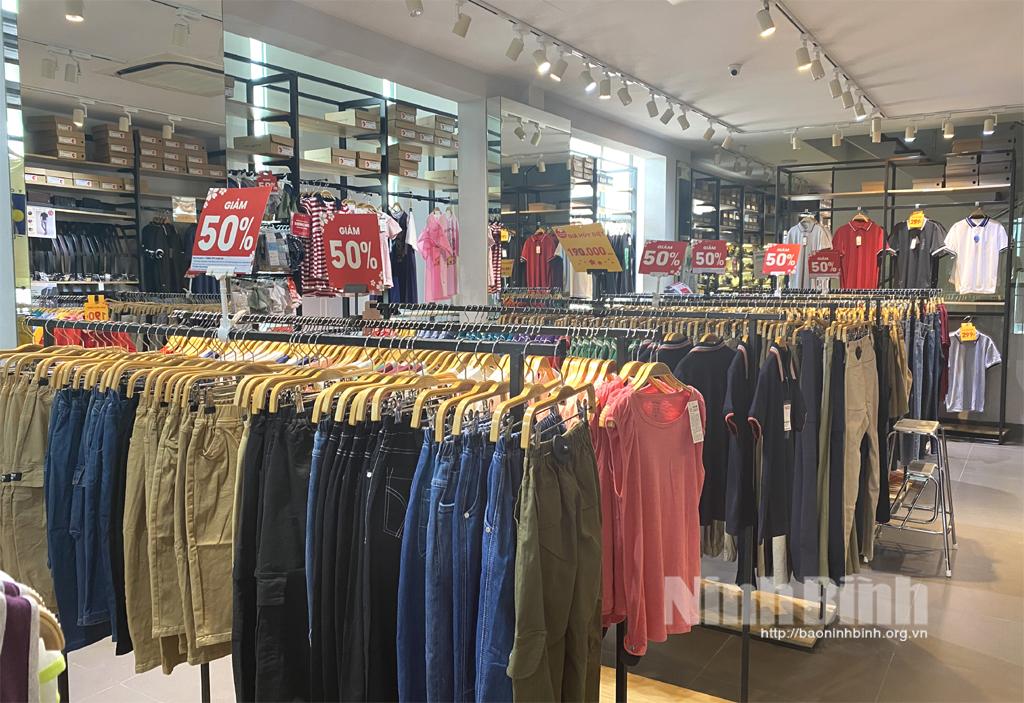 Các hãng thời trang đua nhau giảm giá cuối vụ