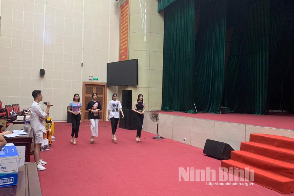 Thí sinh Cuộc thi Người đẹp Hoa Lư tích cực tập luyện cho đêm chung kết