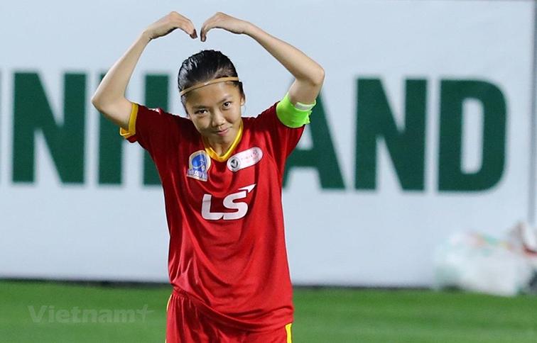 Tiền đạo Hùynh Như lên đường gia nhập đội bóng của Bồ Đào Nha