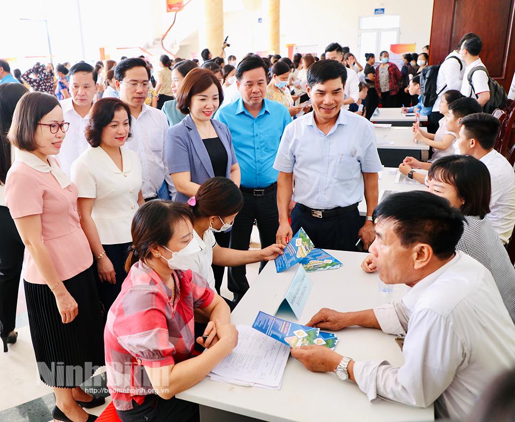 Ninh Binh boosts job counselling and introduction for labourers