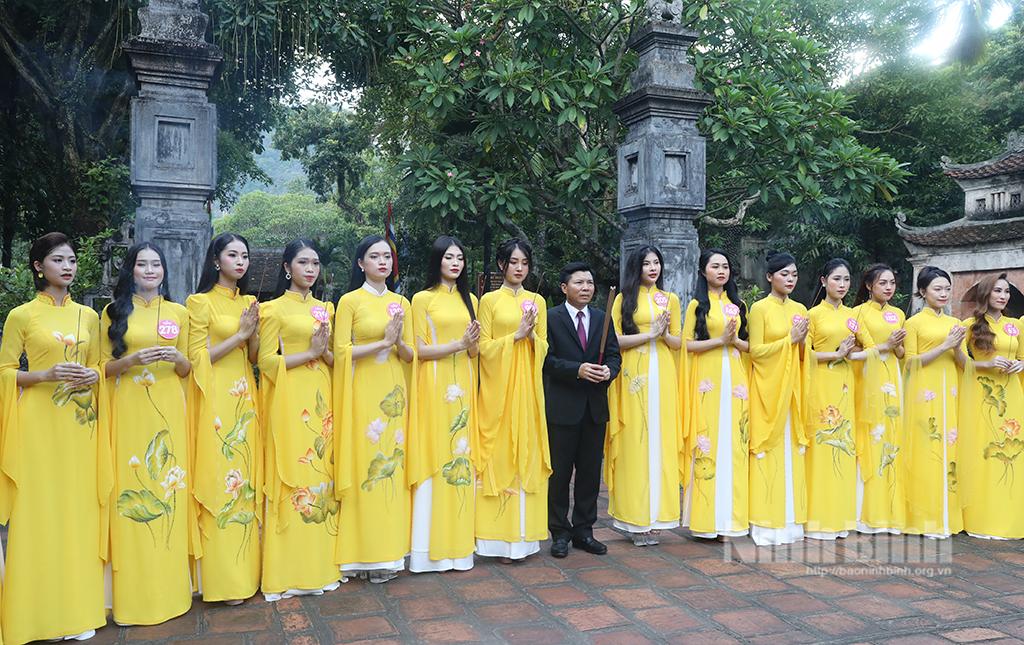 Thí sinh Cuộc thi Người đẹp Hoa Lư dâng hương tại Khu di tích lịch sử, văn hóa Cố đô Hoa Lư