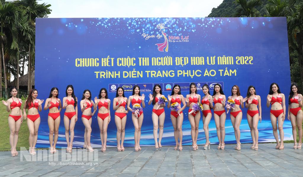 Thí sinh người đẹp Hoa Lư trình diễn trang phục áo tắm