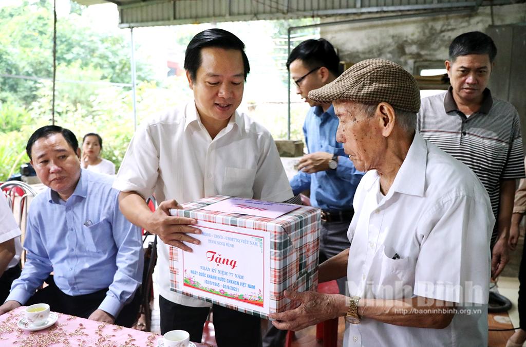 Các đồng chí lãnh đạo tỉnh thăm, tặng quà cán bộ Lão thành cách mạng, cán bộ Tiền khởi nghĩa