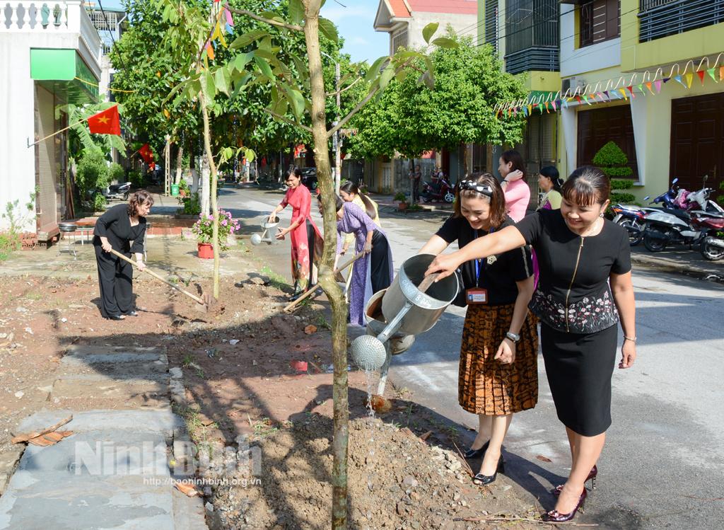 Phụ nữ thành phố Ninh Bình tích cực thực hiện nếp sống văn minh đô thị