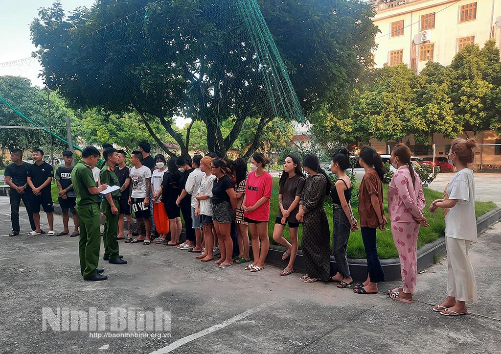 Bắt giữ nhiều đối tượng "bảo kê, gái hát" tổ chức sử dụng ma túy